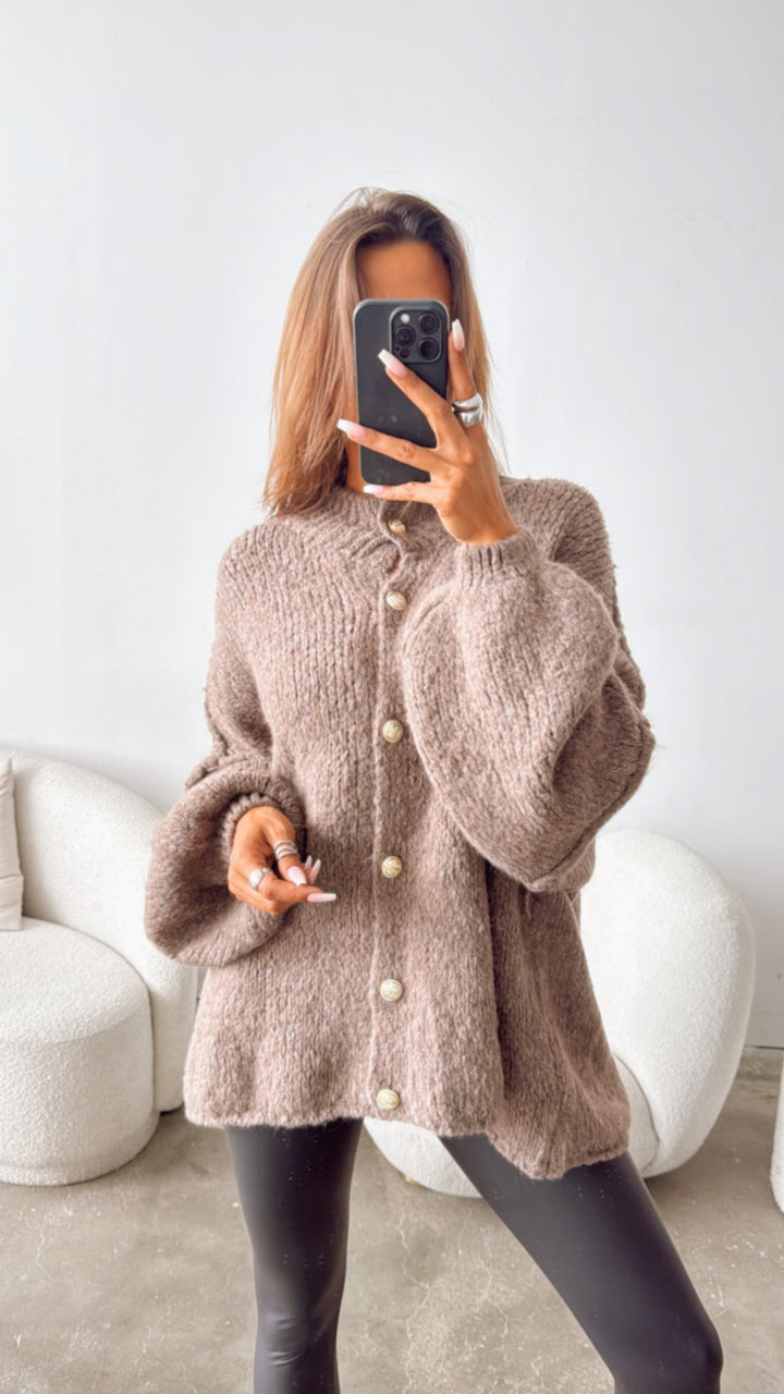 Kuschel Cardigan mit goldenen Knöpfen / aschiges braun Art. 7379