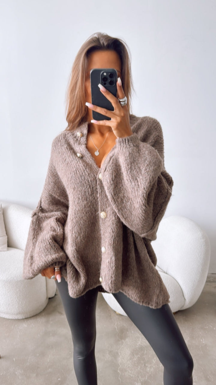 Kuschel Cardigan mit goldenen Knöpfen / aschiges braun Art. 7379